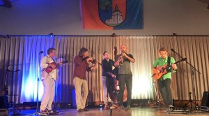 Mehr über den Artikel erfahren Das Absinto Orkestra spielte vor singendem und tanzendem Publikum