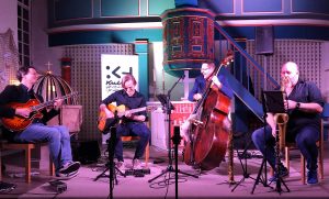 Mehr über den Artikel erfahren Milosh Manouche gab ein mitreißendes Gypsy-Jazz Konzert