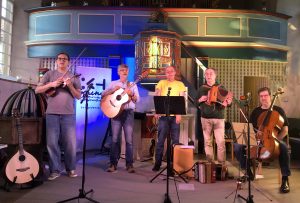 Mehr über den Artikel erfahren Foreign Feathers spielten vor vollem Haus